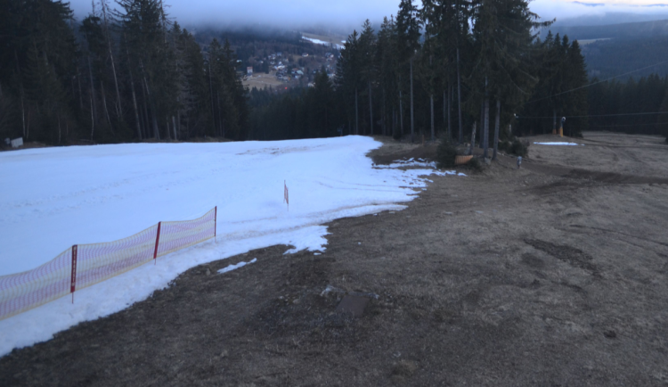 Na šumavském Špičáku mizí inverze a předpověď avizuje sněžení. Stále se lyžuje