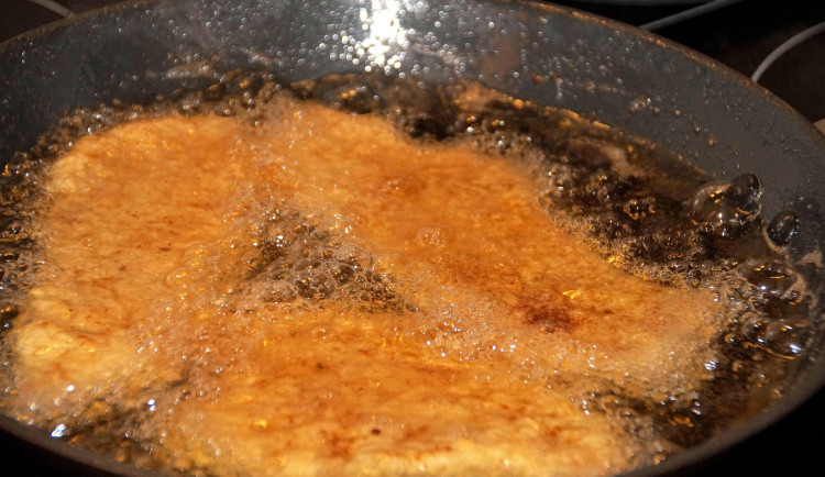 Vánoční smažení kaprů a řízků zvyšuje zátěž kanalizace. Tuky do odpadu nepatří