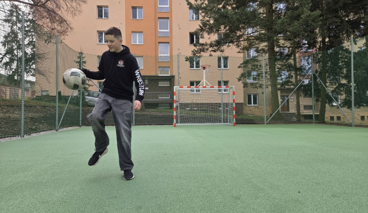 Obyvatelům Lobez slouží nové hřiště. S nápadem na jeho obnovu přišel 15letý Tomáš