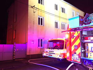 Kvůli ohňostroji začala hořet střecha domu, hasiči uchránili majetek za miliony