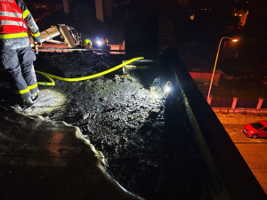 Kvůli ohňostroji začala hořet střecha domu, hasiči uchránili majetek za miliony