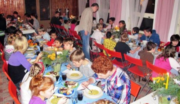 Děti z dětských domovů měli na Opavsku Vánoce plné zážitků, výlety i pečení cukroví