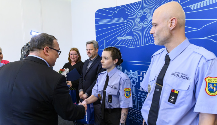 Čtveřice zachránila v Ostravě život muži, který zkolaboval. Použili přenosný defibrilátor