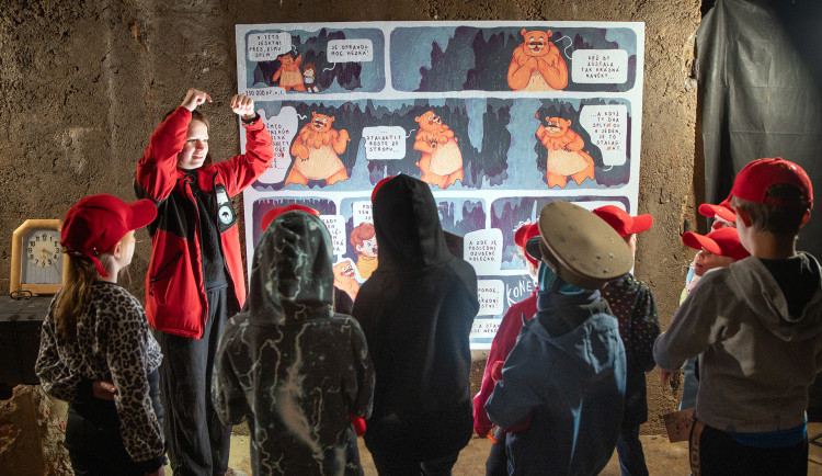 Medvěd Bruno vezme děti do jeskyně. Ve Výpustku chystá vánoční prohlídky