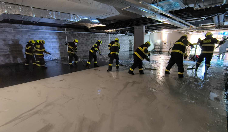 Z kampusu Univerzity Karlovy v Hradci Králové uniklo několik tisíc litrů fridexu