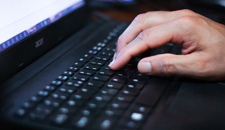 Podvodníci zneužívají jméno ČNB. Stačí jeden klik a můžete přijít o peníze