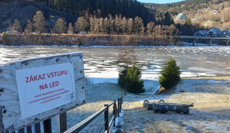 Bruslící žena s kočárkem na Labské přehradě vzbudila emoce