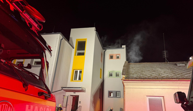 Hořela základní škola v Lutíně. Obyvatele a psa hasič dostávali ven okny, nadýchali se kouře