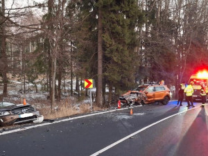 Při čelním srážce dvou osobních vozidel u Rýmařova se zranilo osm lidí