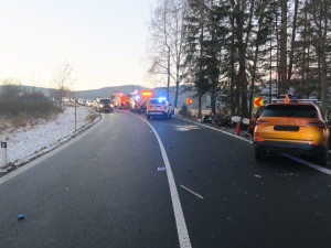 Při čelním srážce dvou osobních vozidel u Rýmařova se zranilo osm lidí