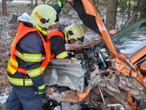 Při čelním srážce dvou osobních vozidel u Rýmařova se zranilo osm lidí