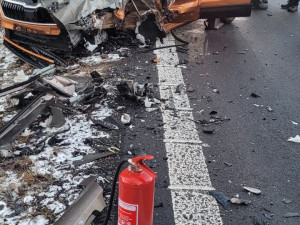 Při čelním srážce dvou osobních vozidel u Rýmařova se zranilo osm lidí