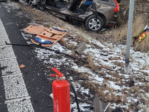 Při čelním srážce dvou osobních vozidel u Rýmařova se zranilo osm lidí