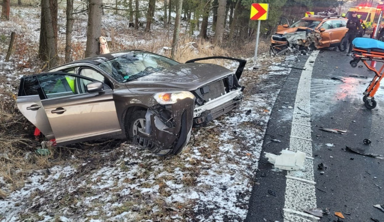Při čelním srážce dvou osobních vozidel u Rýmařova se zranilo osm lidí