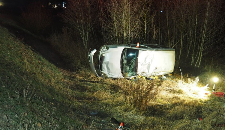 Mladá žena vyletěla z havarovaného auta, které u Bludova spadlo ze svahu. Nebyla připoutaná