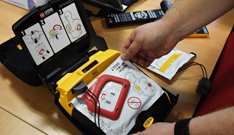 Policisté ve Volyni oživovali seniora. S resuscitací jim pomohl externí defibrilátor