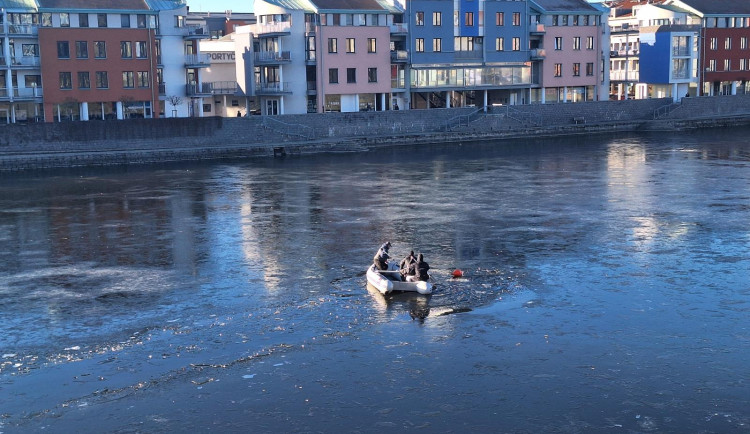 Pátrání skončilo tragicky. Tělo pohřešovaného muže našli potápěči v Otavě