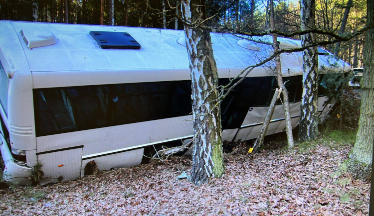 Zdrogovaný a opilý muž havaroval s ukradeným autobusem, při nehodě se zranil