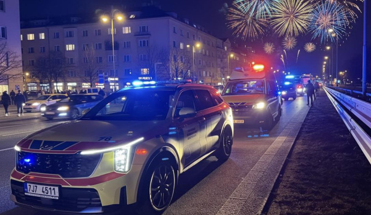 Náročná silvestrovská noc: Lidé to přeháněli s pitím a prali se, hořela pyrotechnika