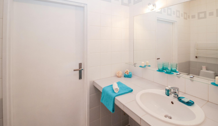 Neplatí nájem, nemají smlouvu, ale cizí byt v Jihlavě dlužníci neopustili