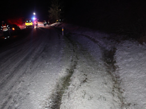 U Bílova havarovalo auto, osmiletá dívka vylezla z převráceného vozu a přivolala pomoc
