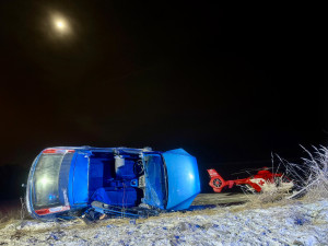 U Bílova havarovalo auto, osmiletá dívka vylezla z převráceného vozu a přivolala pomoc