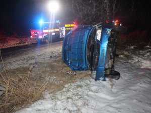 U Bílova havarovalo auto, osmiletá dívka vylezla z převráceného vozu a přivolala pomoc