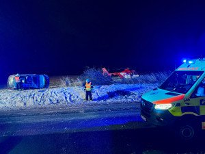 U Bílova havarovalo auto, osmiletá dívka vylezla z převráceného vozu a přivolala pomoc