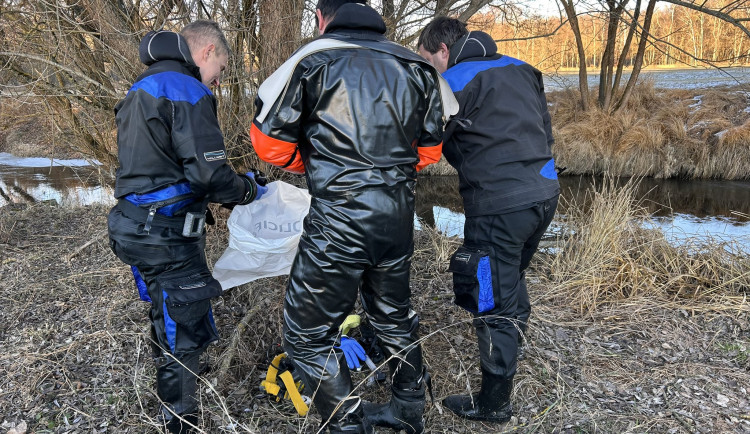 Vražda na Strakonicku. Část těla našla policie v řece