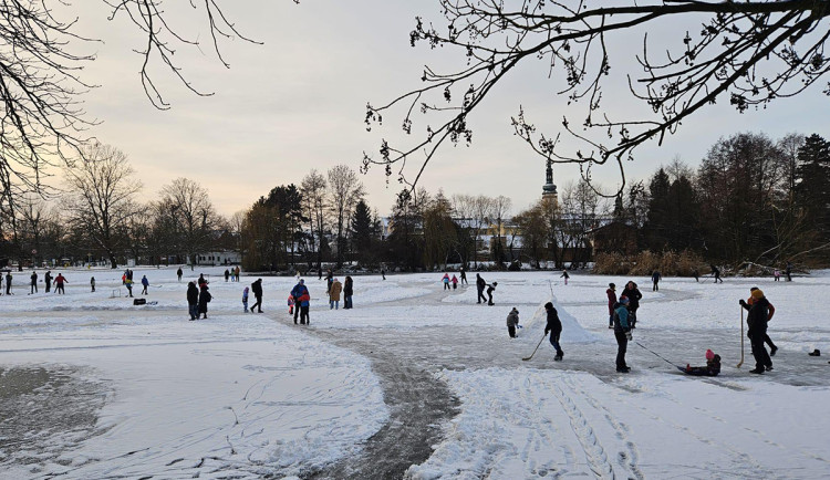 Ledové radovánky na Hané. Bruslaři vyrazili na zamrzlé rybníky i jezera