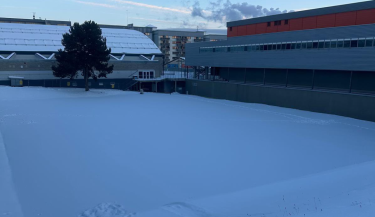 Stavba mobilní nafukovací haly s kluzištěm v Liberci začíná. Otevřena bude za 3 týdny