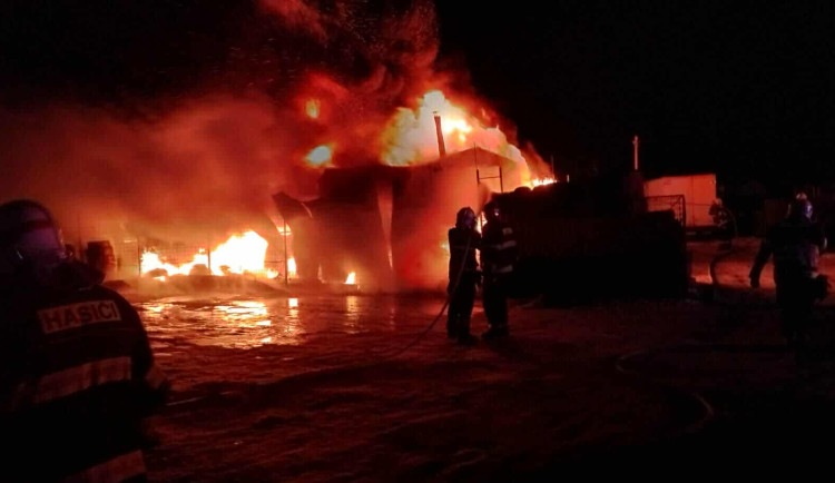 FOTO: Na Jihlavsku hořel pneuservis. Plameny způsobily škodu 1,5 milionu korun