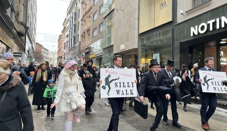 VIDEO: Švihlým krokem napříč Brnem. Centrum města rozhýbal bláznivý pochod