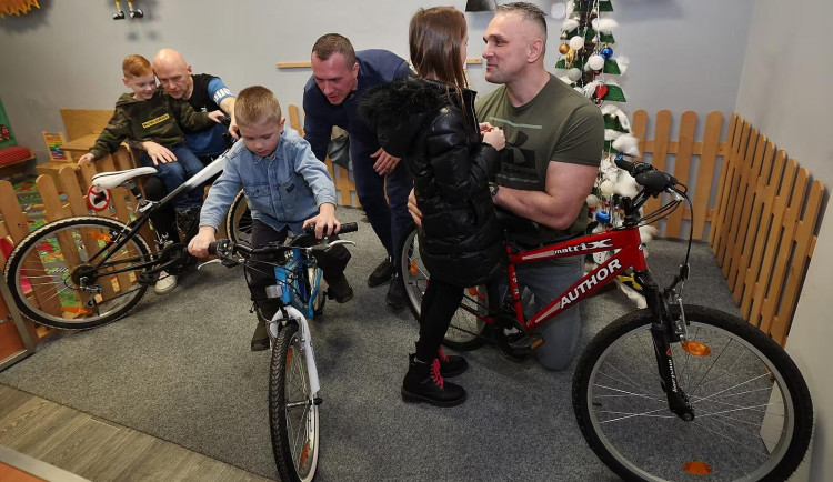 Trestanci z Heřmanic vlastnoručně opravovali kola pro své potomky