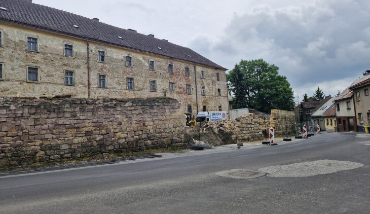 Oprava zdi u jezuitské koleje v Jičíně bude pokračovat i letos. Bude to chtít víc peněz