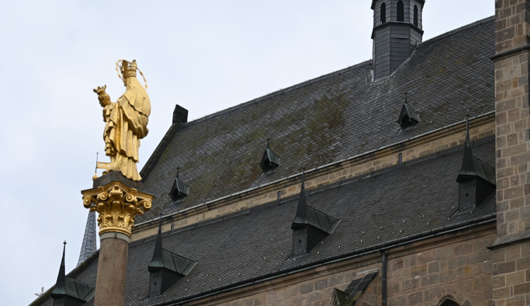 Monumentální střechu katedrály čeká oprava, vymění 1600 metrů čtverečních břidlice