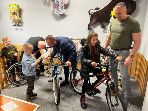 Trestanci z Heřmanic vlastnoručně opravovali kola pro své potomky