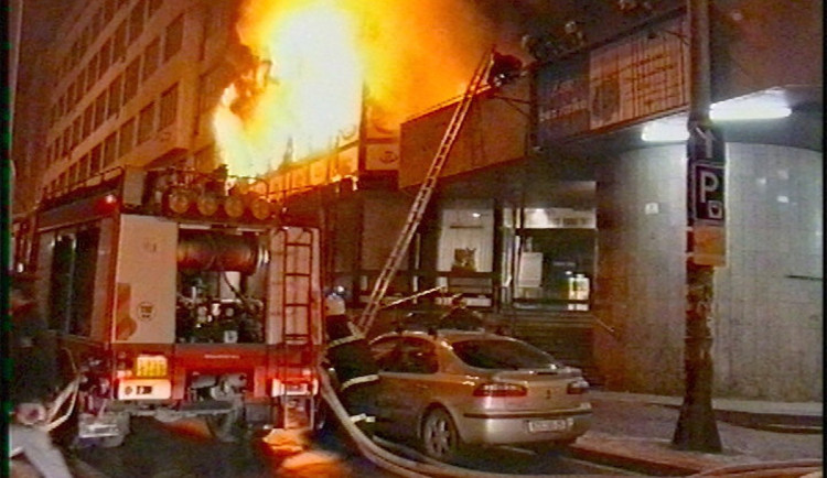 Od tragického požáru kasina v Brně uplynulo 24 let, hasiči uctili památku kolegů