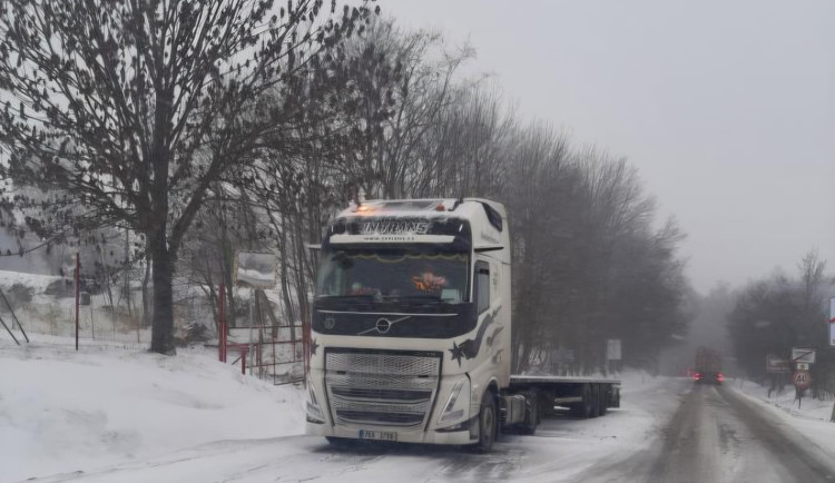 Husté sněžení komplikuje dopravu na Vysočině. Dálnice je pod sněhem, ale sjízdná
