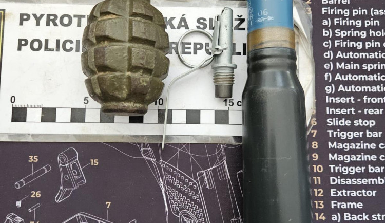 Muž vzal torzo granátu a nakráčel si na trutnovskou policejní služebnu