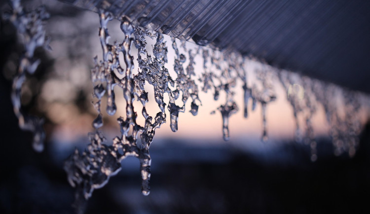 Česko znovu sevřou silné mrazy. Teploty klesnou pod -12 stupňů