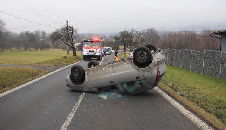 Policie hledá svědky vážné nehody v Kozlovicích. Neznámé auto z místa ujelo.