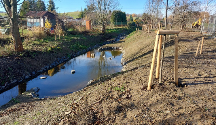Kobylí potok prošel rozsáhlou úpravou, vznikly tůně i nové břehy.