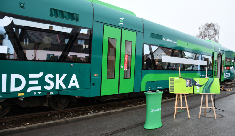 Jízdenky i jízdní řády v jedné aplikaci. IDESKU budou testovat sami cestující