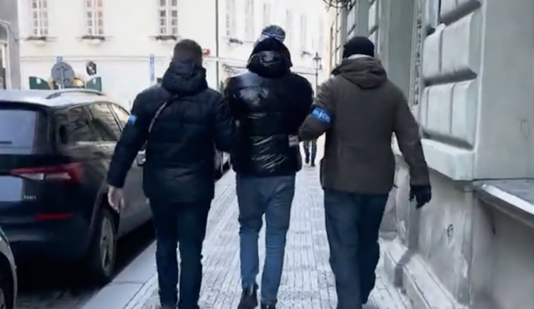 Konec tří ruličkářů. Podvodníky v centru Prahy zadržela policie
