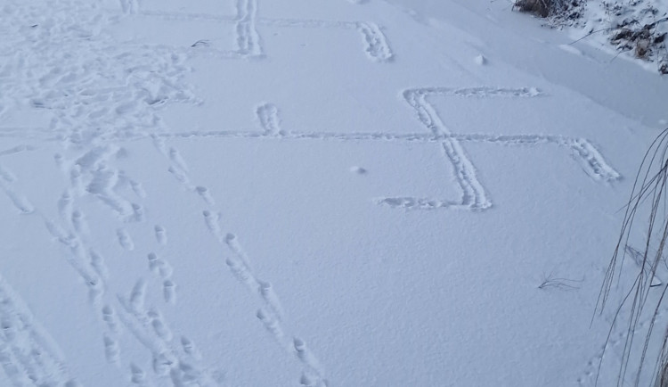 Hákové kříže na zamrzlé řece pobouřily Písek, případem se zabývá i policie