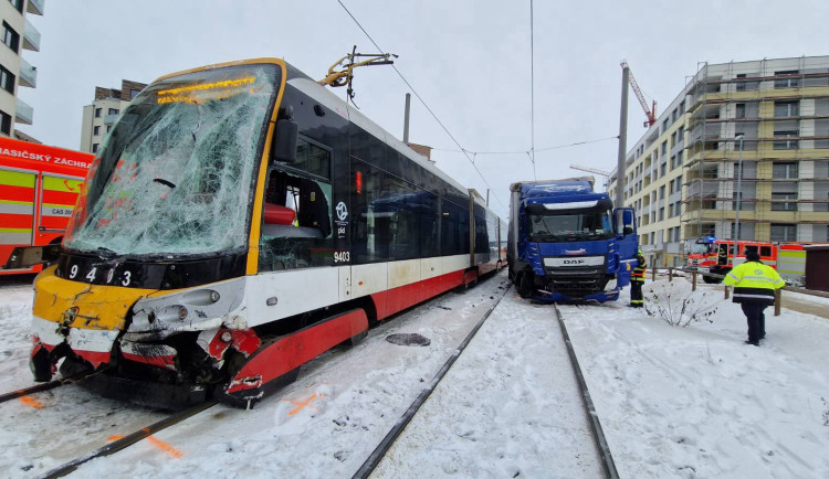 Nákladní auto se v Praze střetlo s tramvají, oba řidiči jsou zraněni