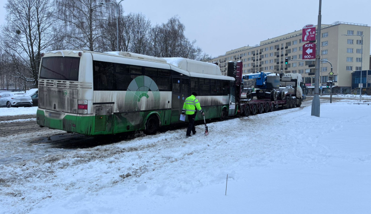 Střet autobusu s nákladním vozem v Havířově. Čtyři děti skončily v péči zdravotníků.