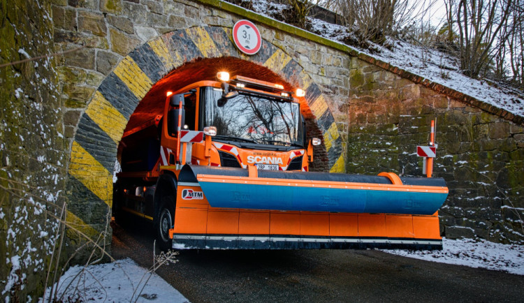 Silnice na Vysočině jsou s opatrností sjízdné, někde hrozí ledovka
