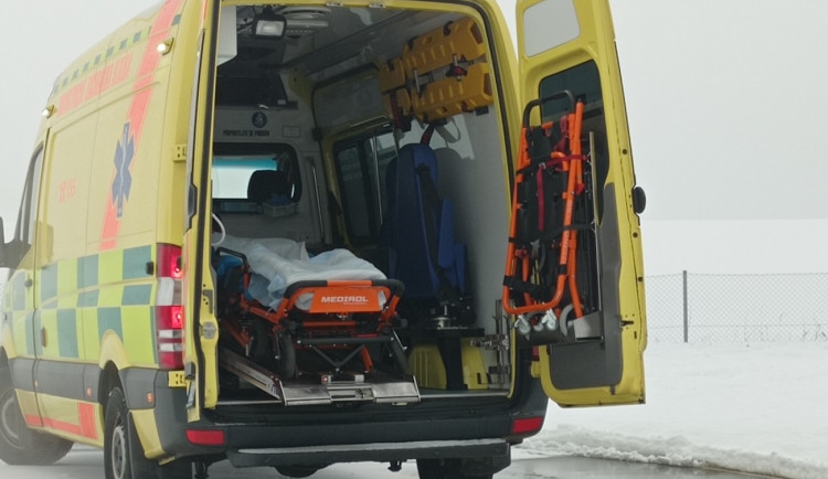 Záchranáři měli kvůli počasí napilno. Vyjížděli k nehodám, pádům i zraněním na svazích.